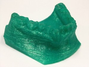 Molde de arcada dentária ‘impresso’ na máquina criada na incubadora de empresas da PUCRS. O equipamento constrói objetos a partir da sobreposição de finas camadas de termoplástico. (foto: Bruno Todeschini/ PUCRS)