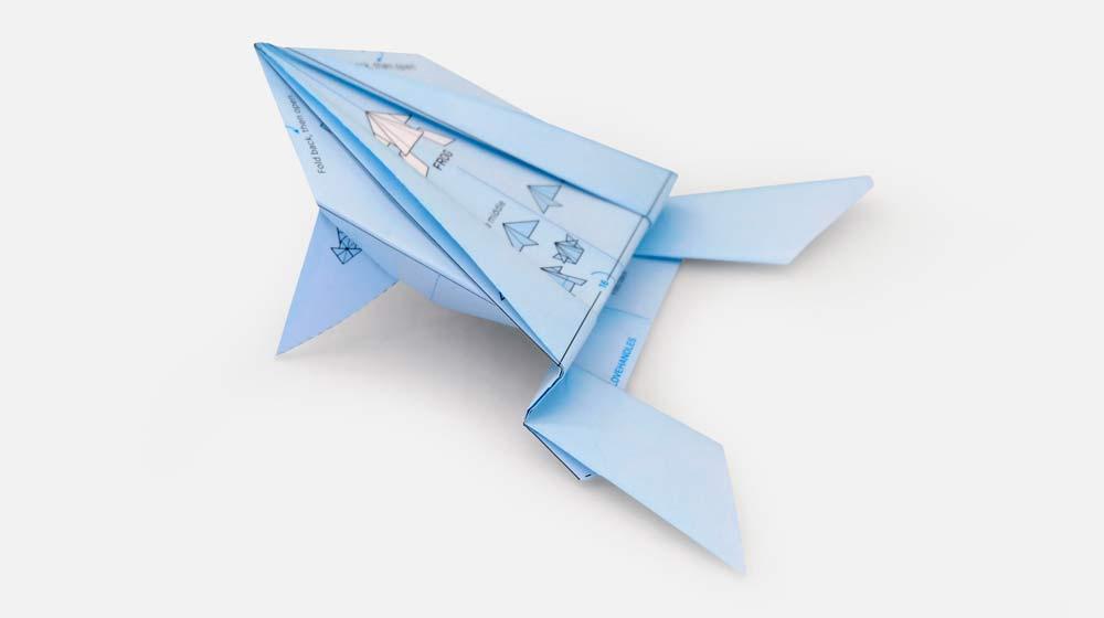 Origami de sapo criado com o papel de embrulho da ILOVEHANDLES