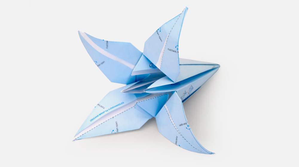 Origami de flor criado com o papel de embrulho da ILOVEHANDLES