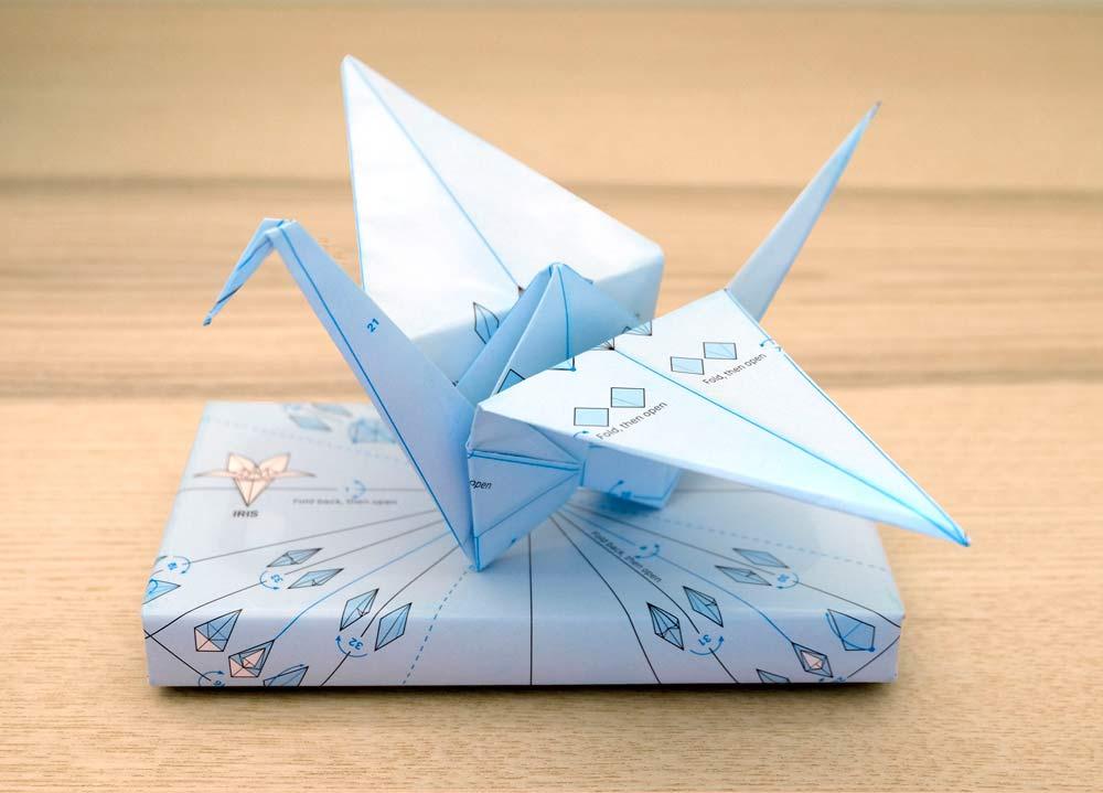 Presente embrulhado com o papel de embrulho da ILOVEHANDLES e um origami pronto