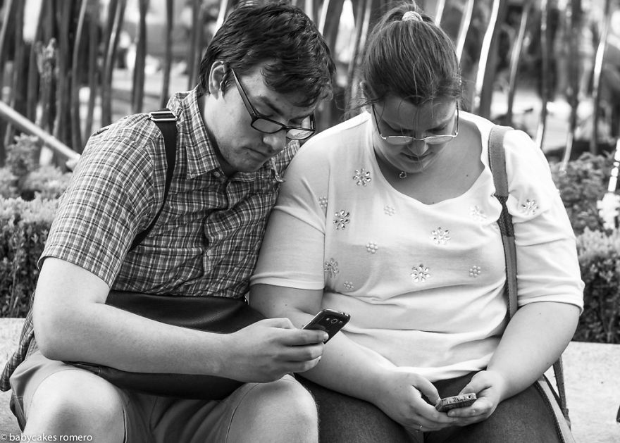A morte da conversa: fotógrafo registra a obsessão por smartphones