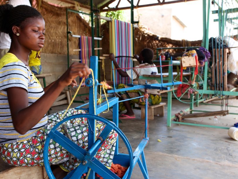 Um das artesãs tecendo em Burkina Faso