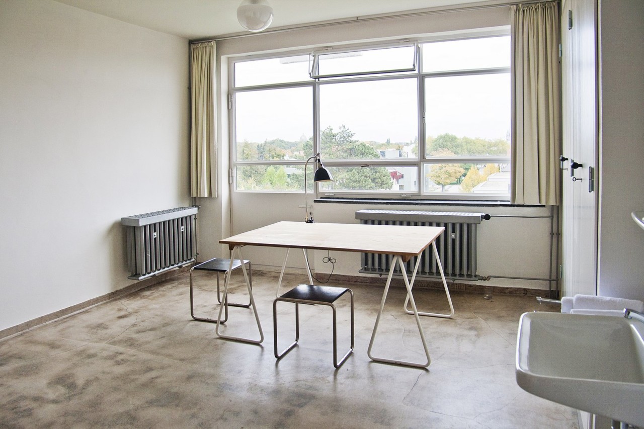 Quarto em creme reformado / Stiftung Bauhaus Dessau, Foto: Yvonne Tenschert