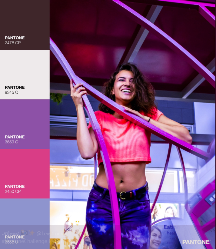 Mulher sorrindo com blusa rosa e calça jeans, e ao lado a paleta de cores gerada pelo aplicativo da Pantone