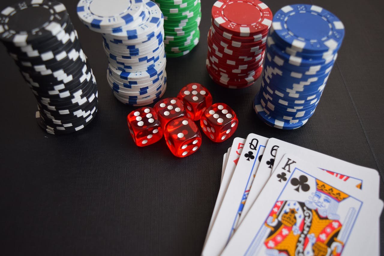 Guia completo para iniciantes no poker: Aprenda as regras básicas e comece  a jogar